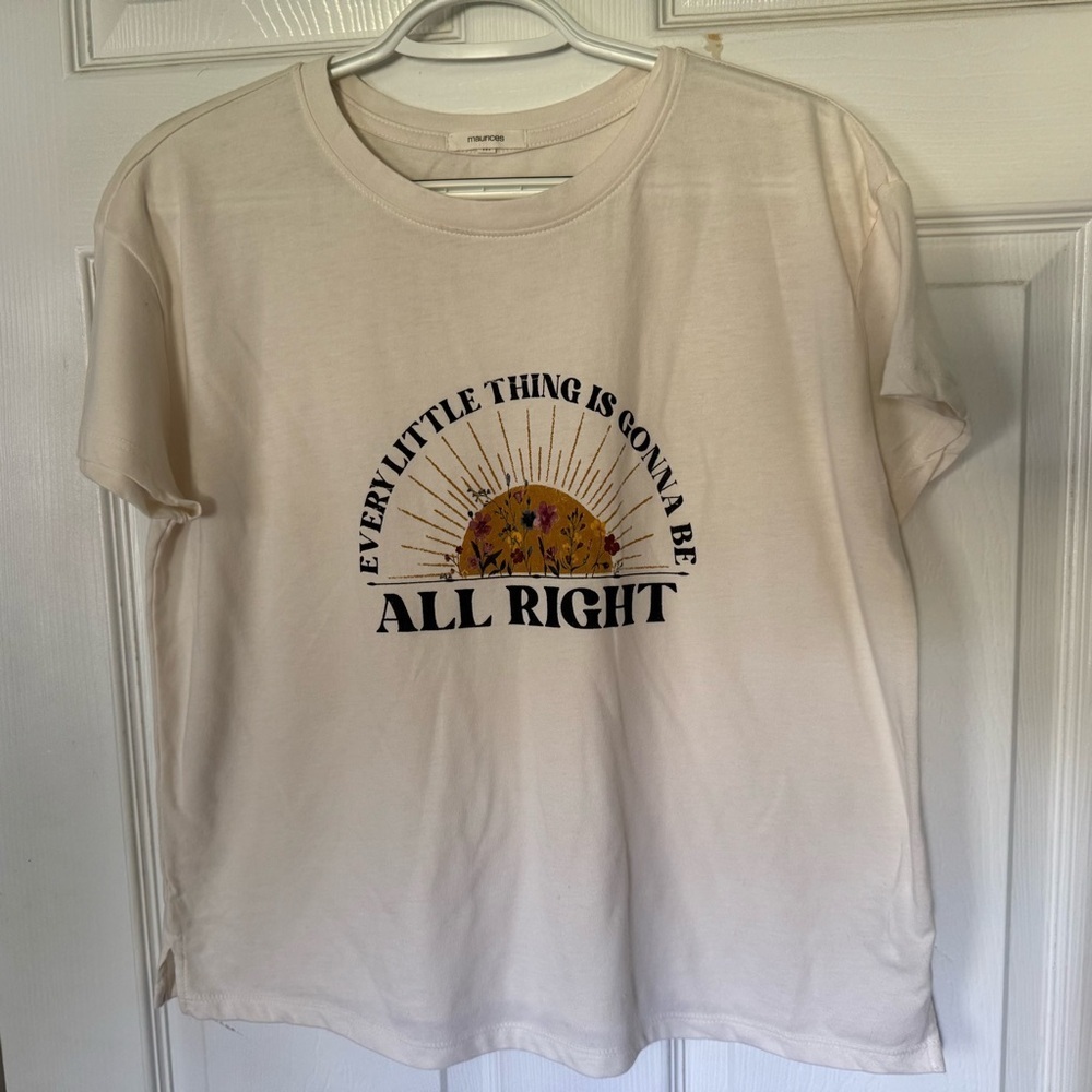 Maurice’s Women’s Relaxed Fit Graphic Tee Size Medium